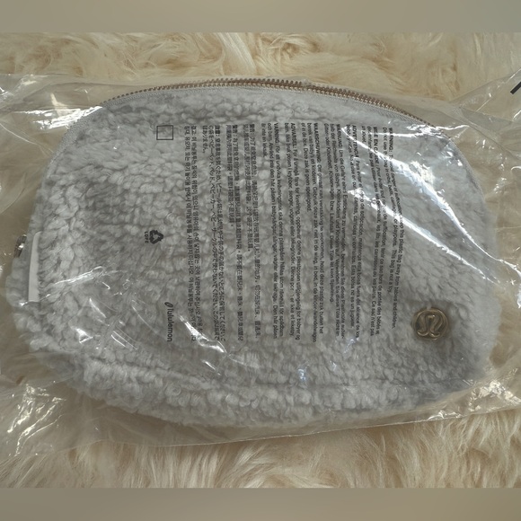 Lululemon Everywhere Belt Bag 1L *Fleece WhiteOpal/Gold - Picture 3 of 11